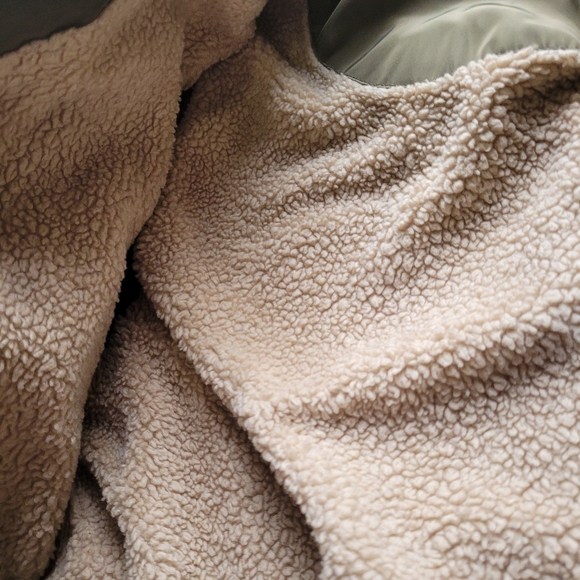 Green Bomber Jacket 🧶 - Picture 5 of 11